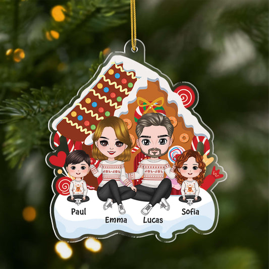 1558OGE1 personalisiertes niedliche familie sitzt am weihnachtslebkuchenhaus ornament_81828318 9926 4f69 bfd8 b174d2cd67e8