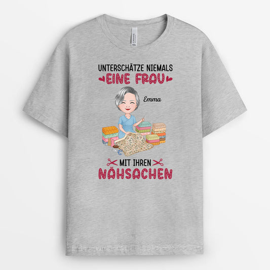 1904AGE2 personalisiertes unterschatze niemals eine frau mit ihren nahsachen t shirt