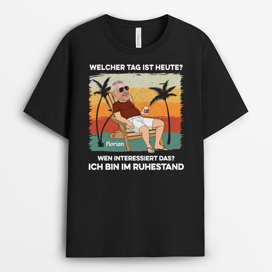 2392AGE1 personalisiertes welcher tag ist heute wen interessiert das ich bin im ruhestand t shirt 2392a6g8b_9f095217 eb60 4b19 ae8e 6cb0bfd2ce3a