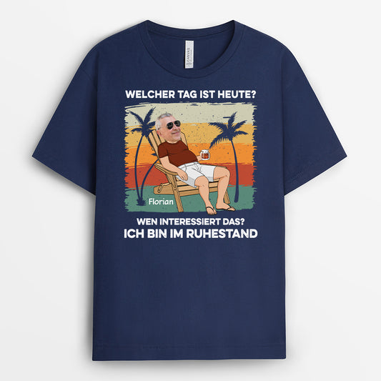 2392AGE2 personalisiertes welcher tag ist heute wen interessiert das ich bin im ruhestand t shirt 2392a6g8b_45e59f0a 5858 4cdb bb46 0a177dcd2791
