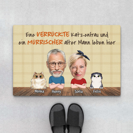 2906DGE1 eine verruckte katzenfrau und ein murrischer alter mann leben hier personalisierte fussmatte fur katzenliebhaber