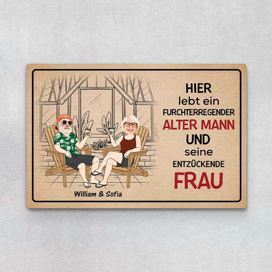 2912DGE1 hier lebt ein furchterregender alter mann und seine entzuckende frau personalisierte fussmatte fur die familie