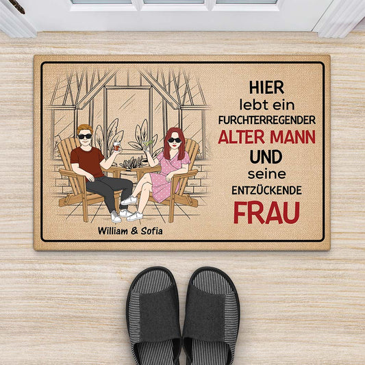 2912DGE2 hier lebt ein furchterregender alter mann und seine entzuckende frau personalisierte fussmatte fur die familie_5a76a1bc cd35 4960 8b92 649a1475b008