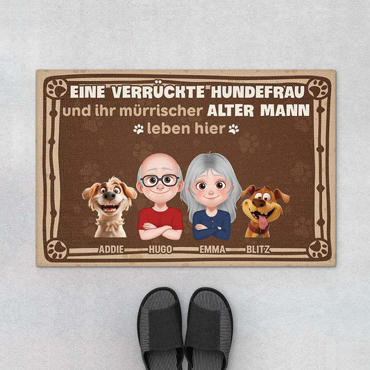 4060DGE1 eine verruckte hundefrau und ihr murrischer alter mann personalisierte fussmatte mit hund fur paare 4060DKM0C