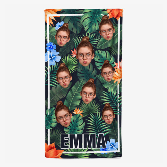 4461BGE1 frau mit grunen tropischen blattern strandtuch personalisiert_ mit gesicht 4461BKM5A