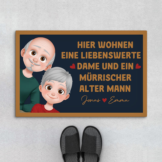 5957DGE1 hier wohnen eine liebenswerte dame und ein murrischer alter mann fussmatte personalisiert paar_ 5957D8VNG