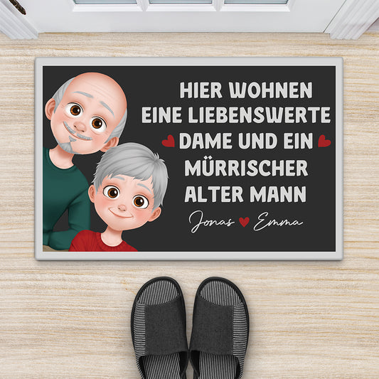 5957DGE2 hier wohnen eine liebenswerte dame und ein murrischer alter mann fussmatte personalisiert paar_ 5957D8VNG