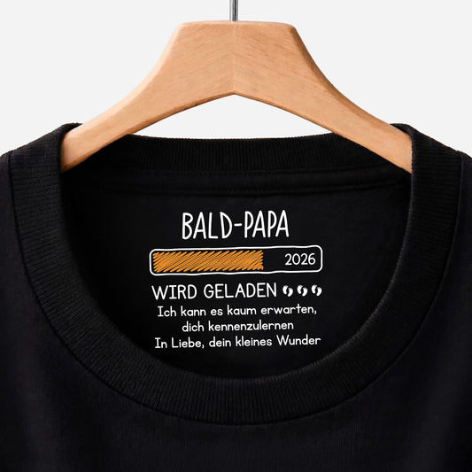 9106AGE1 bald oma schwarzes t shirt personalisiert nackenlabel drucken werdende mama oma werdender papa opa 9106aa8l5a