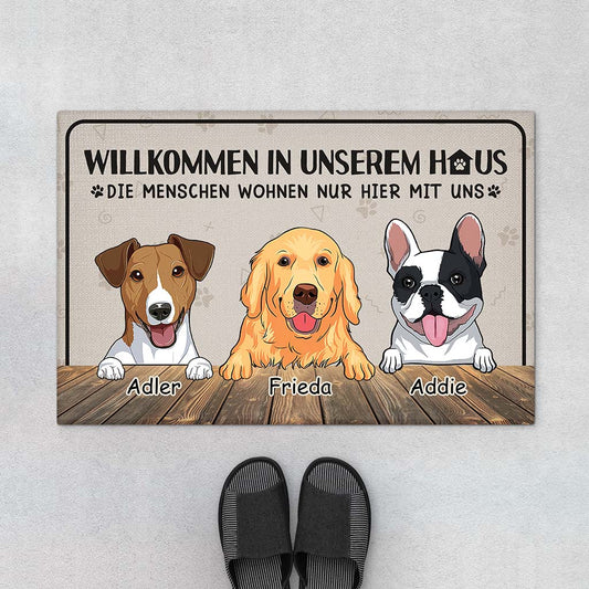 2955DGE1 willkommen in unserem haus die menschen wohnen nur hier mit uns personalisierte fussmatte fur hundeliebhaber 2955_1
