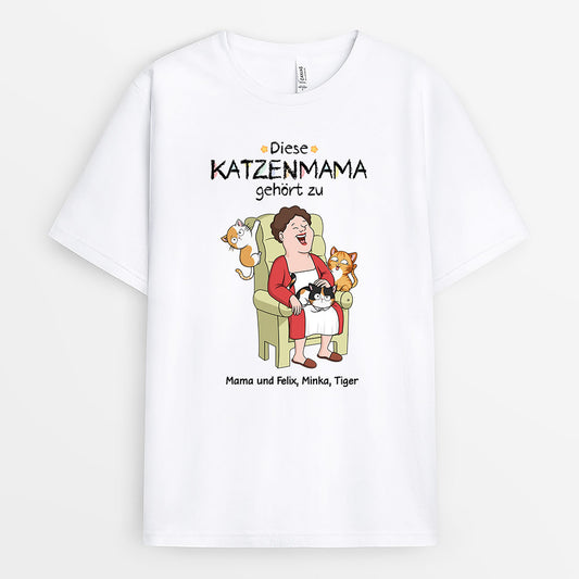 3582AGE1 die katzenmama gehort zu die frau sitzt inmitten einer katzengruppe  personalisiertes t shirt fur katzenliebhaberin