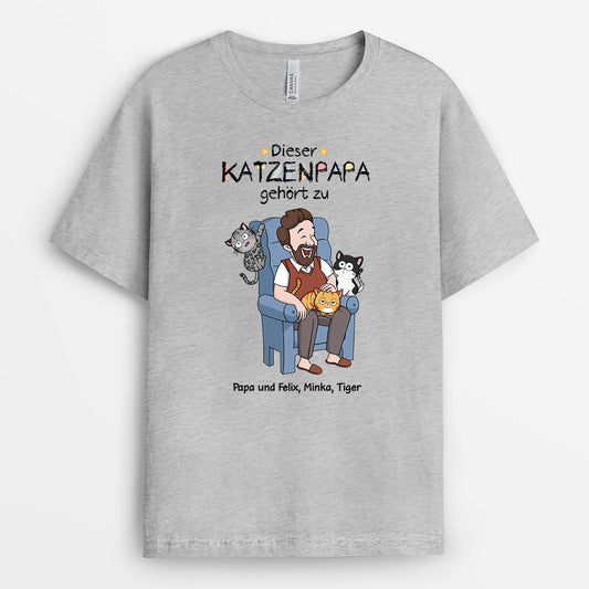 3582AGE2 die katzenmama gehort zu die frau sitzt inmitten einer katzengruppe  personalisiertes t shirt fur katzenliebhaberin_2838e967 dbe4 4d19 b725 be541cdf95ad