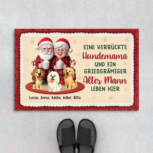6974DGE1 eine verruckte hundemama und ein griesgramiger alter mann leben hier weihnachten fussmatte personalisiert hund_ paar 6974D6HWC