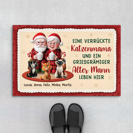6974DGE1 eine verruckte katzenmama und ein griesgramiger alter mann leben hier weihnachten fussmatte katzen personalisiert paar 6974D6HWD